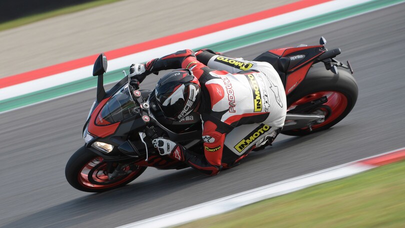 Aprilia RSV4 RF F.W: in pista - FOTO