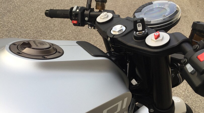 Husqvarna Vitpilen 701 vs Suzuki SV 650 X-ter: LE FOTO