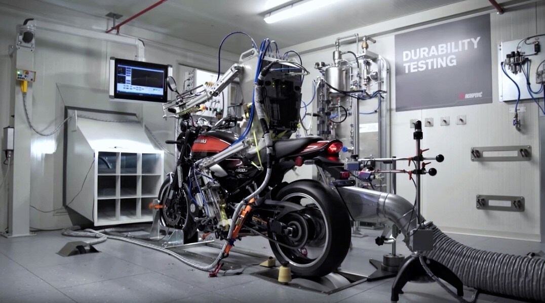 Gli scarichi Akrapovic li prova un robot