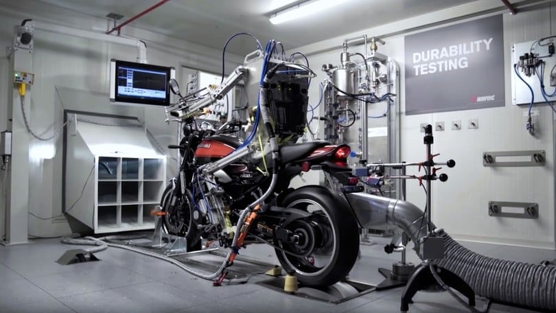 Gli scarichi Akrapovic li prova un robot