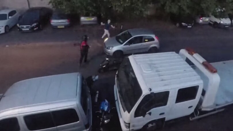 Vede i ladri all’opera e reagisce con durezza [VIDEO]