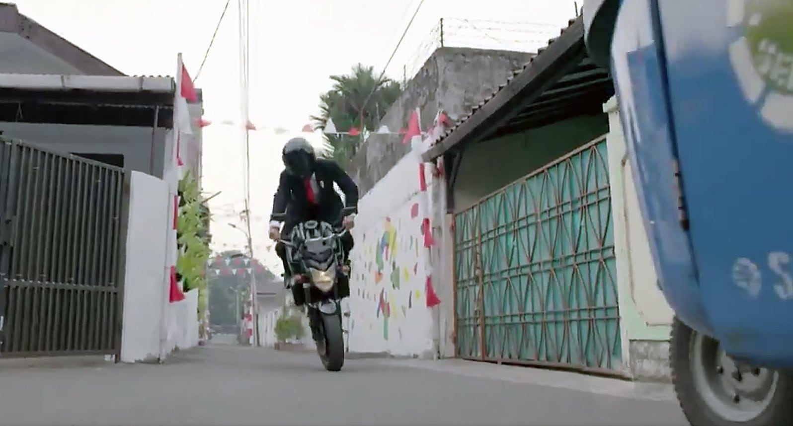 Il presidente indonesiano ‘si scatena’ in moto sulle strade di Giacarta