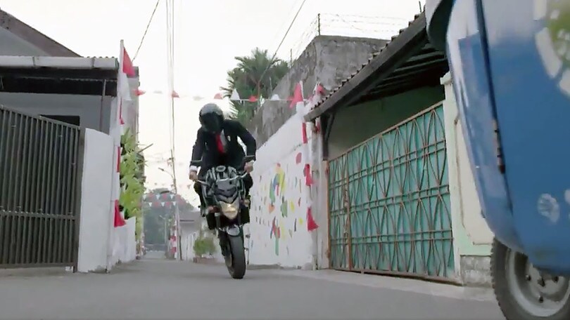 Il presidente indonesiano ‘si scatena’ in moto sulle strade di Giacarta