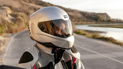 Feher inventa il casco con l’aria condizionata