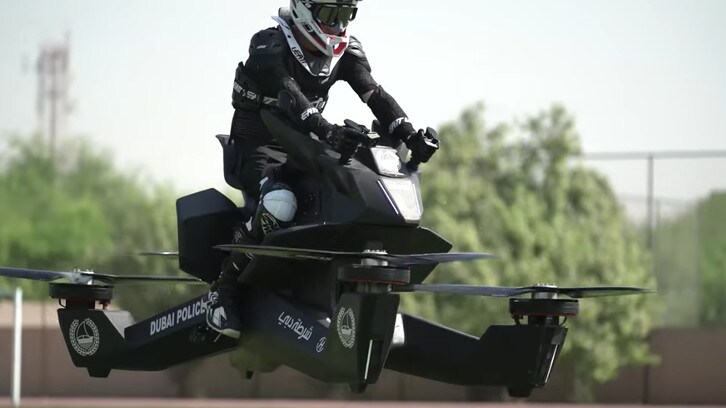 La polizia di Dubai vola in moto | video