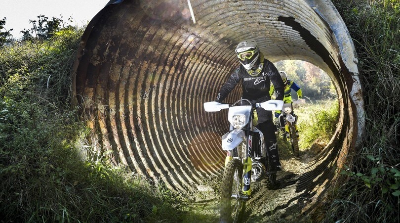 Husqvarna TE250 vs FE350, 2 tempi e 4 tempi da enduro a confronto