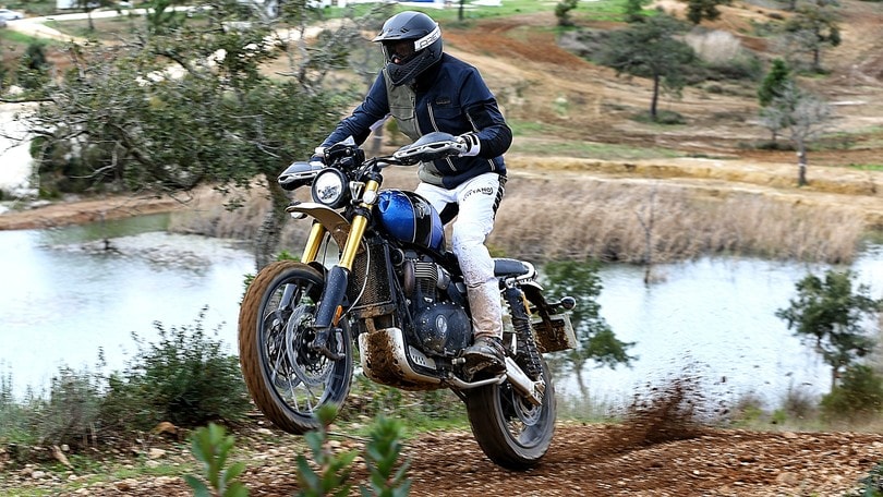 Prova Triumph Scrambler 1200 XC e XE: il bello del vintage