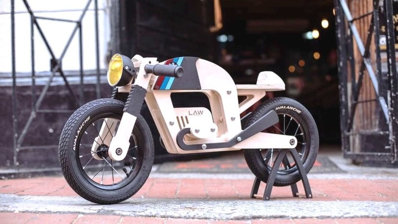 L'uomo che vende moto di legno in Sudafrica