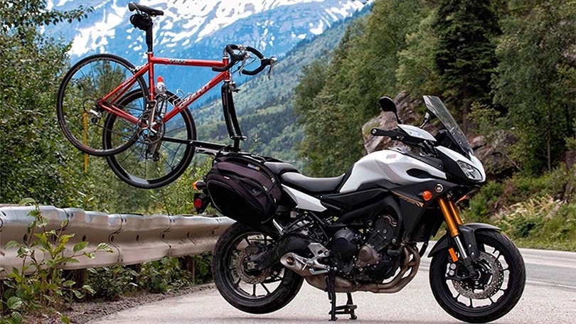 Trasportare la propria bici con la moto