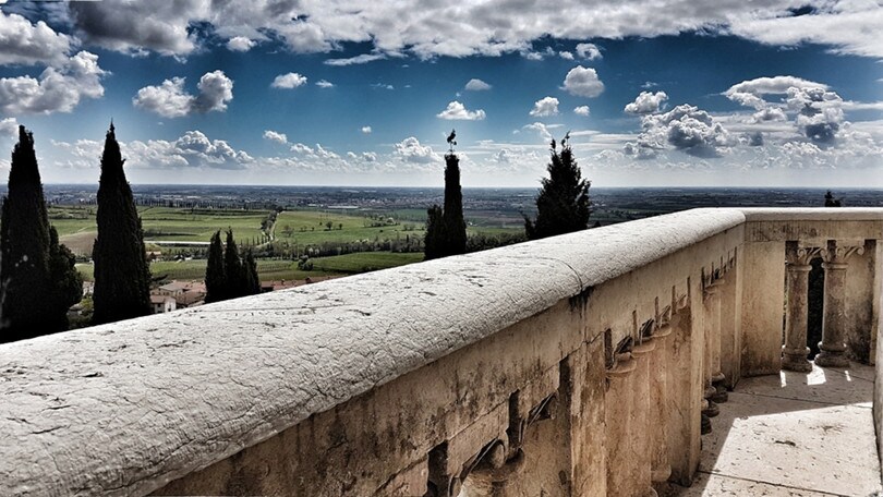 In viaggio a Custoza tra vini bianchi e un suggestivo Ossario
