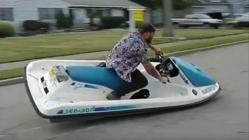 Moto trasformata in acquascooter - IL VIDEO