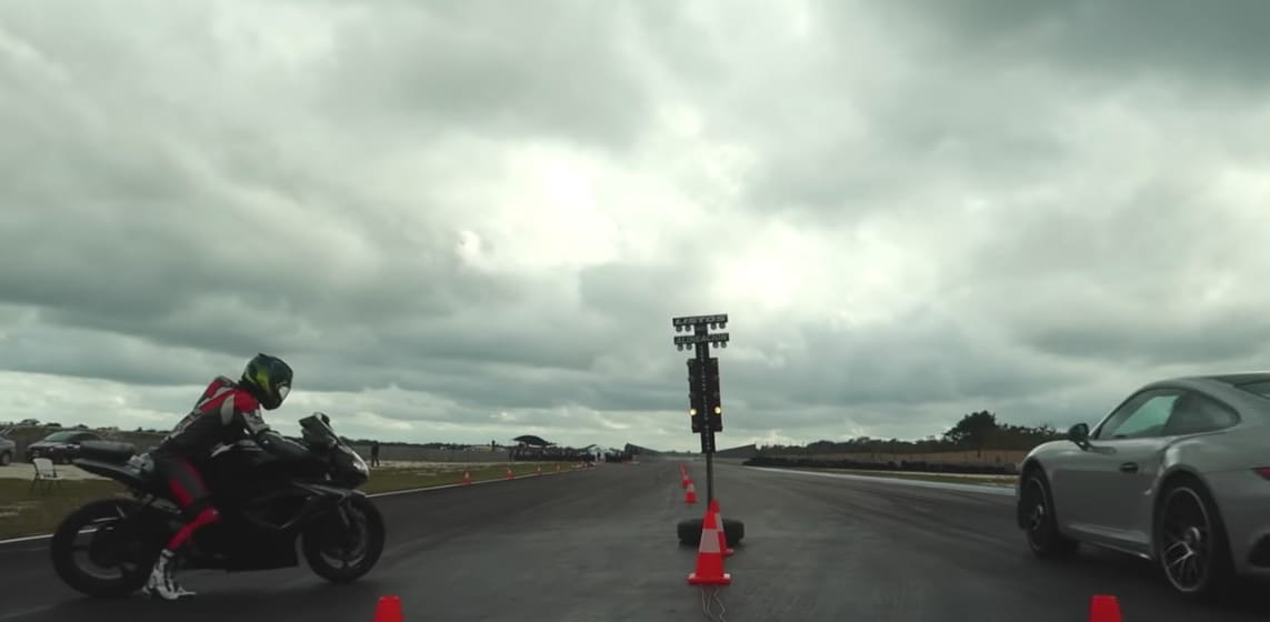 Suzuki GSX-R vs Porsche 911 Turbo S - IL VIDEO