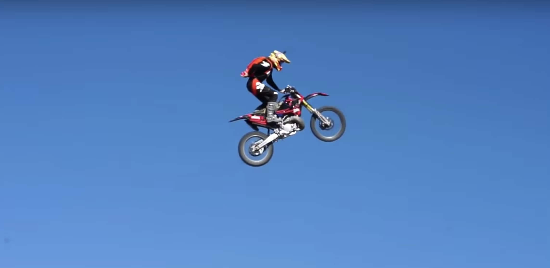 Bradley O’Neal, il salto con la moto è da brividi - IL VIDEO