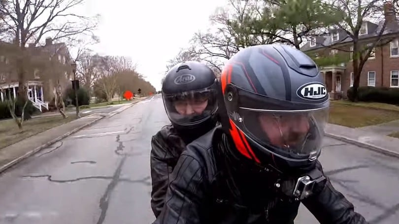 In moto con la mamma - IL VIDEO virale sul web
