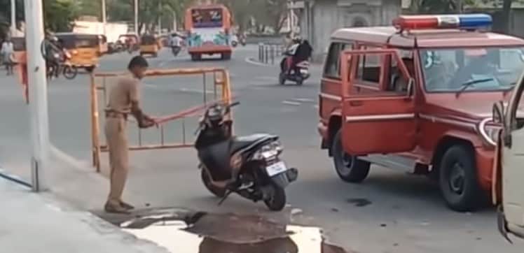 Scooter in divieto di sosta? Preso a bastonate dalla polizia