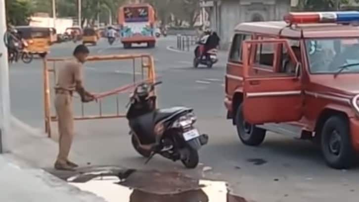 Scooter in divieto di sosta? Preso a bastonate dalla polizia