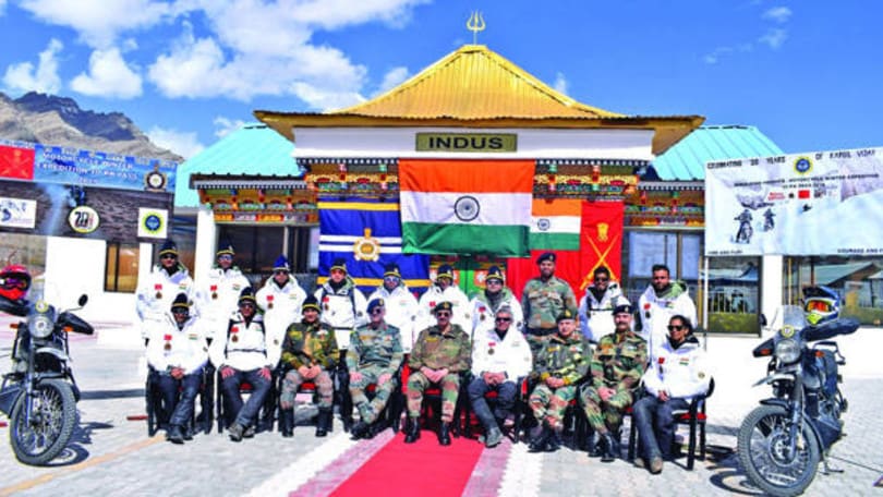 L'Esercito Indiano in moto sulle vette dell'Himalaya