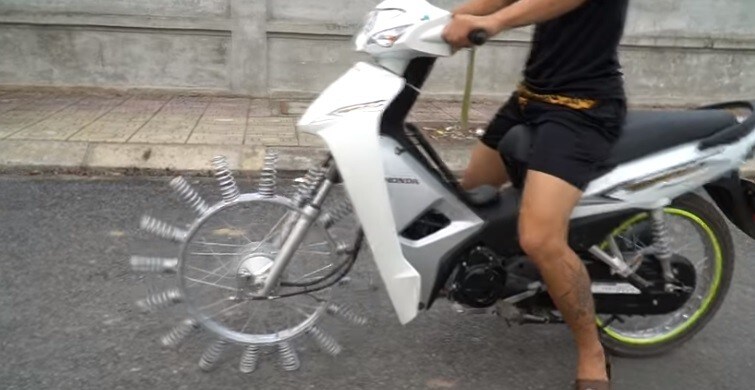 Molle al posto della ruota: la strana moto è già virale