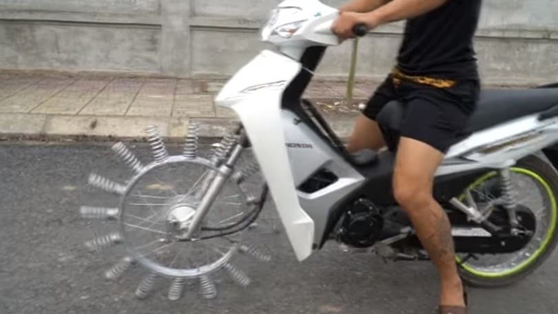 Molle al posto della ruota: la strana moto è già virale