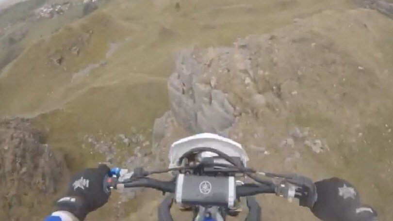 Cade in moto da una scarpata: il video