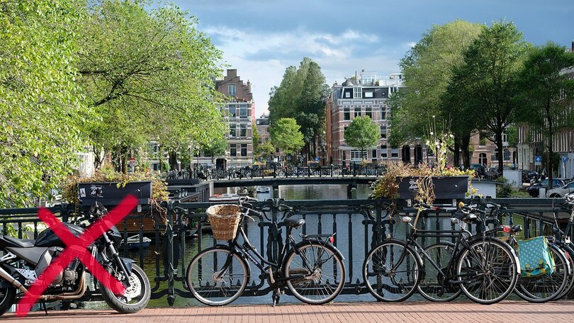 Amsterdam, stop a motocicli e ciclomotori inquinanti dal 2025