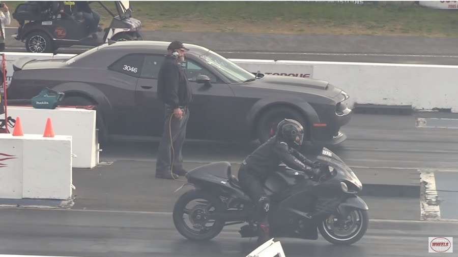 Moto Vs auto: Suzuki Hayabusa sfida Dodge Demon