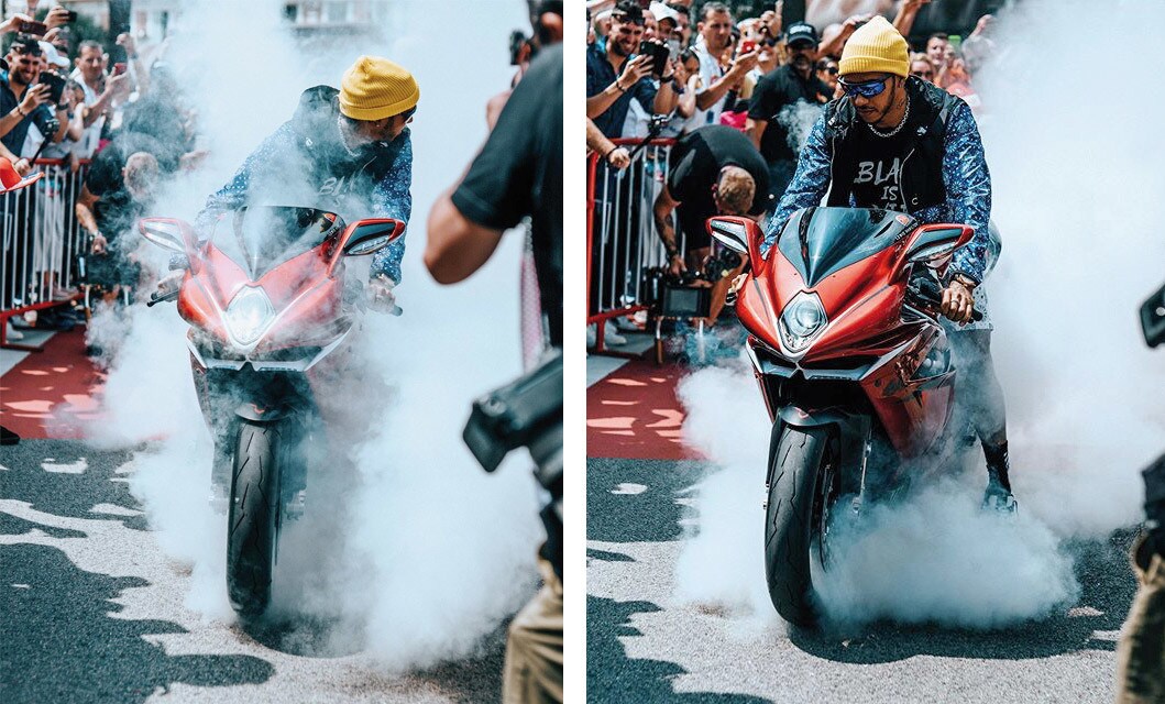 Hamilton a Montecarlo in sella alla sua MV Agusta