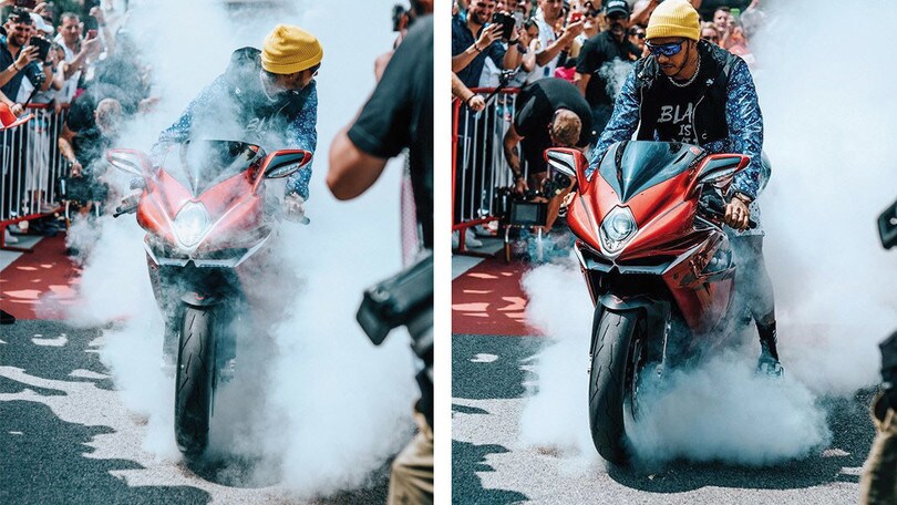 Hamilton a Montecarlo in sella alla sua MV Agusta