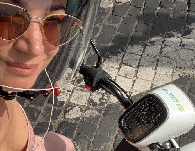 Ecooltra, Andrea Delogu promuove lo scooter sharing elettrico