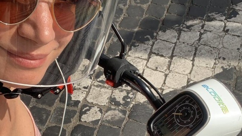 Ecooltra, Andrea Delogu promuove lo scooter sharing elettrico