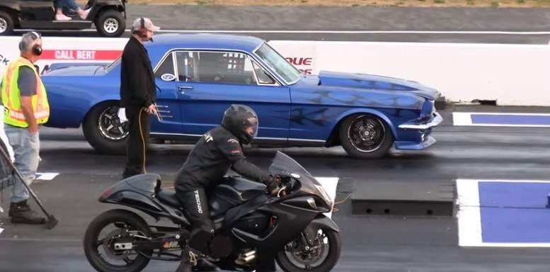 Una Mustang del ’66 più veloce di una Hayabusa - VIDEO
