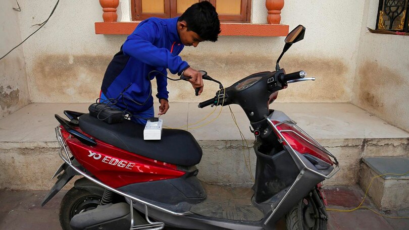L’India accelera sull’elettrico, ma le case insorgono