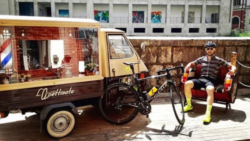 Ape mania, le più strane sui social - LE FOTO