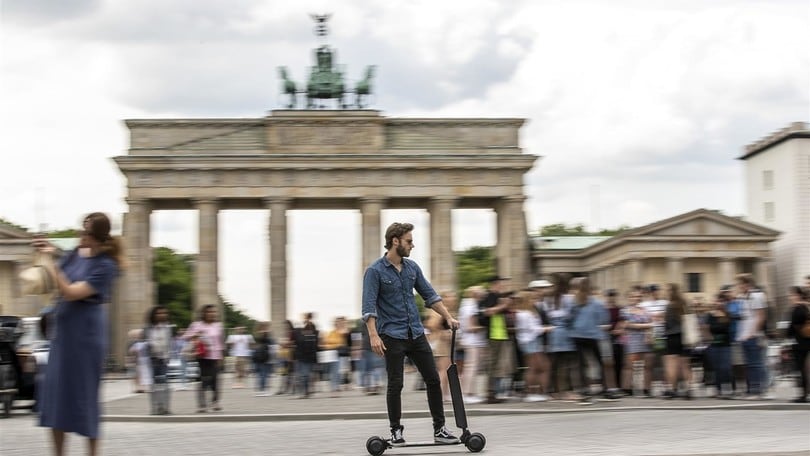 Audi e-tron Scooter, la micromobilità si fa elettrica: FOTO