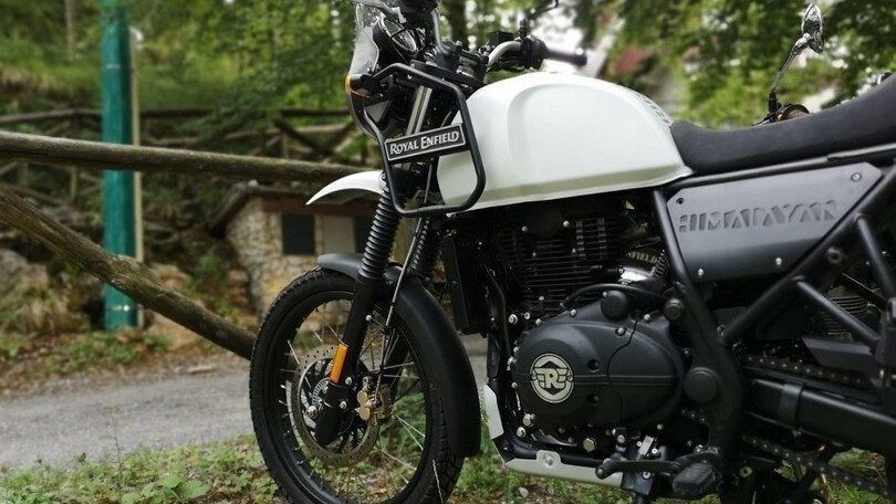 Un'esperienza di guida con la Royal Enfield Himalayan 400: autostrada, tornanti e sterrato