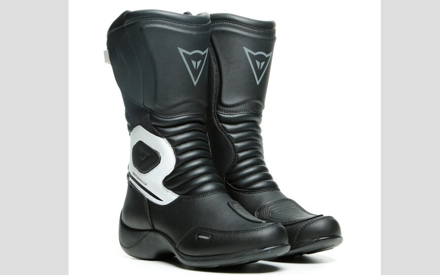 Dainese, per lei i nuovi stivali impermeabili Aurora Lady D
