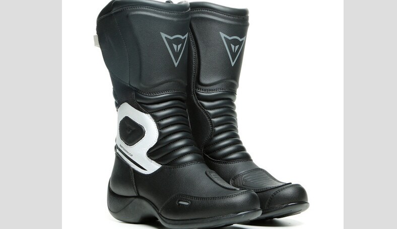Dainese, per lei i nuovi stivali impermeabili Aurora Lady D