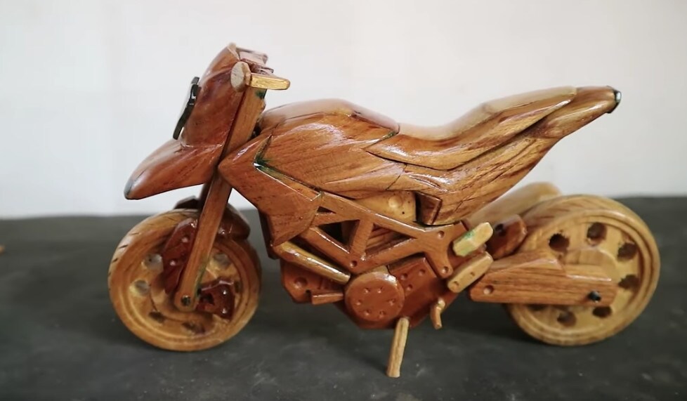Una mini Ducati Hypermotard tutta in legno VIDEO