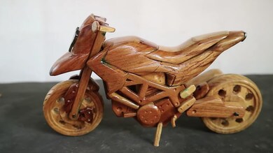 Una mini Ducati Hypermotard tutta in legno VIDEO