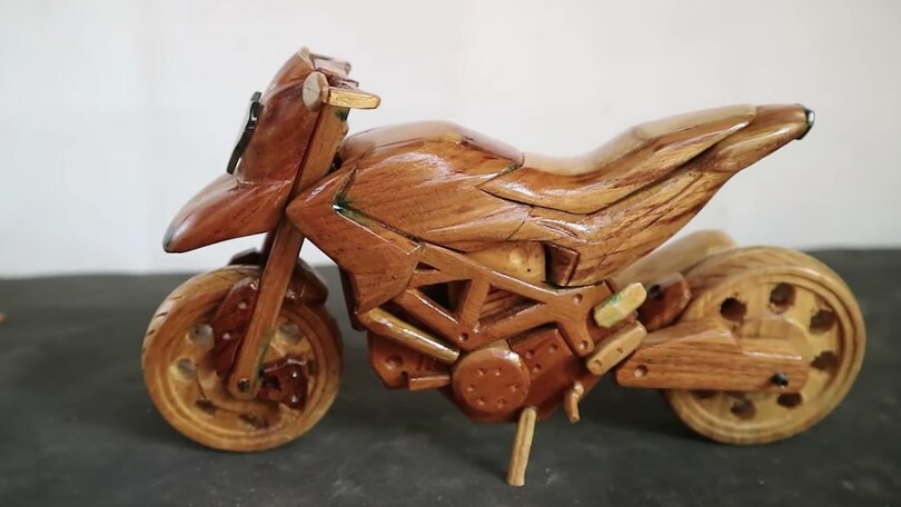 Una mini Ducati Hypermotard tutta in legno VIDEO