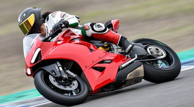 Ducati Panigale V2: misure da maxi, facilità da media
