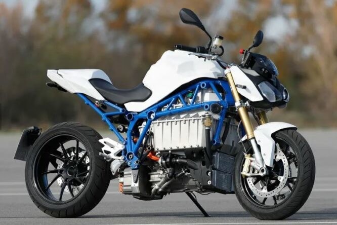 BMW, svelato il concept E-Power Roadster