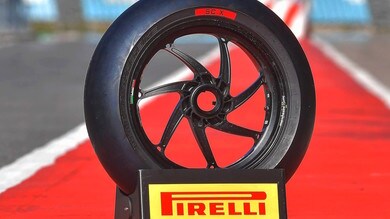 Pirelli: le ‘scarpe’ racing per moto e scooter