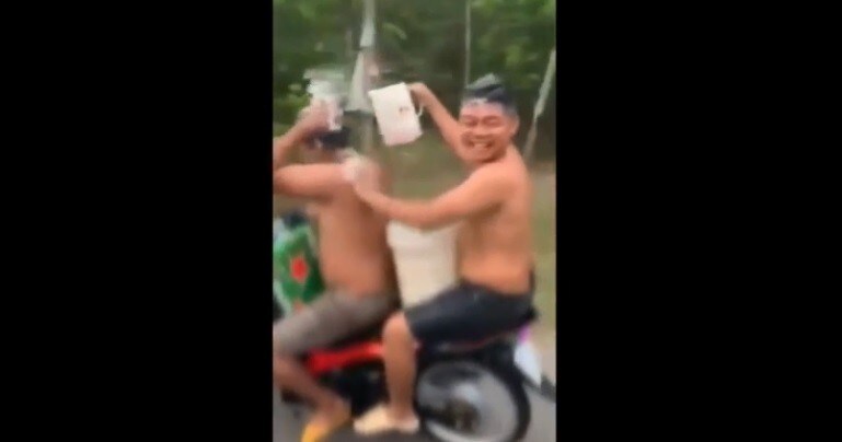 Vietnam, doccia sullo scooter: multati! VIDEO