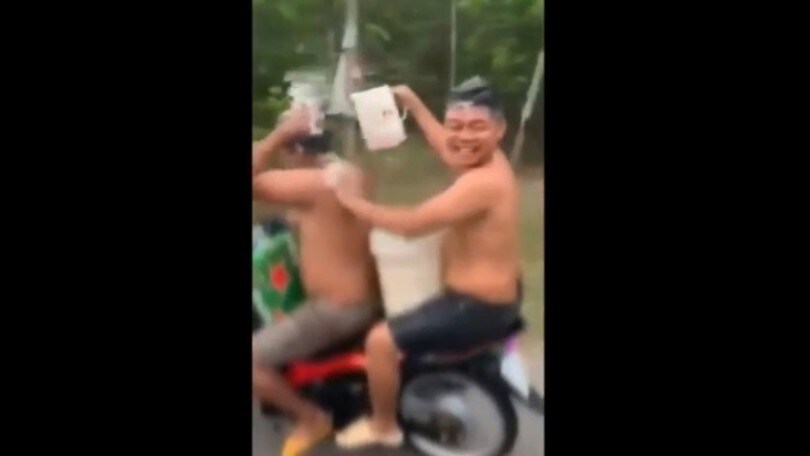 Vietnam, doccia sullo scooter: multati! VIDEO
