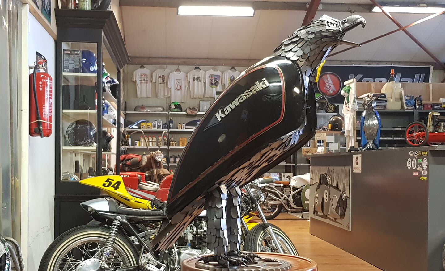 Capolavori da pezzi di moto: l'arte di Jos Hammer