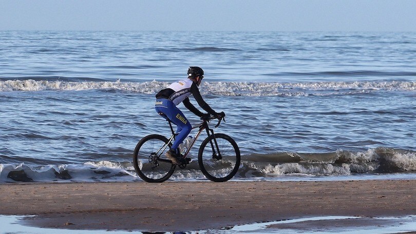Coronavirus: si tuffa in mare con la bici per evitare la multa