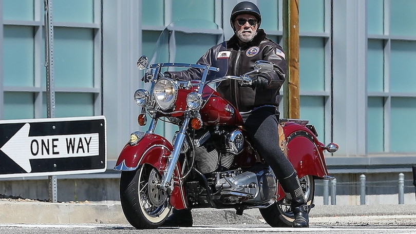 Quarantena, Schwarzenegger non resiste e si fa un giro in moto