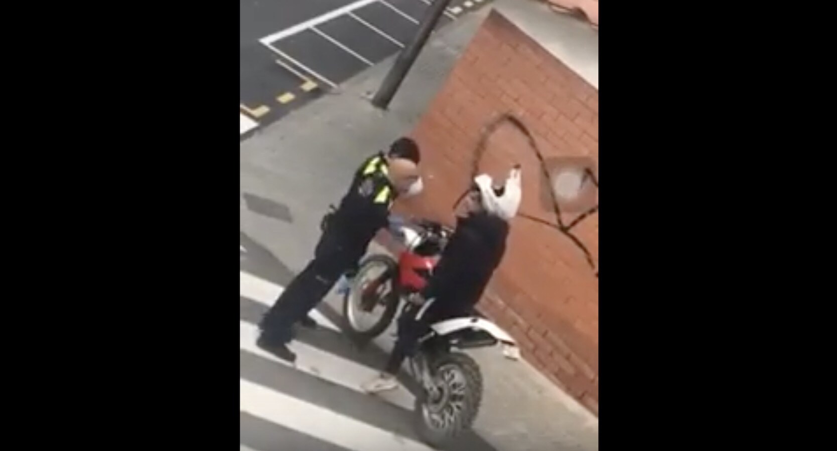 Coronavirus, lite con agenti: arrestato giovane in moto FOTO