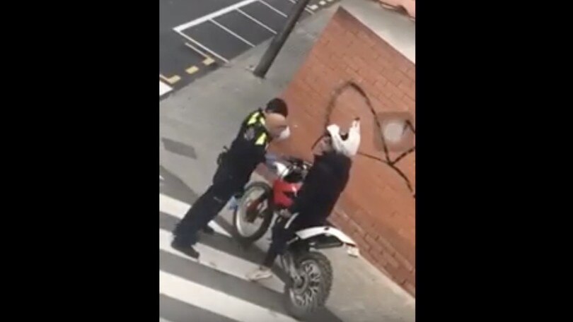 Coronavirus, lite con agenti: arrestato giovane in moto FOTO